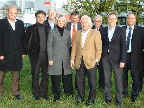 Die Gesellschafter Bio-Nahwärme Lauterach GmbH & Co KG auf dem Bauplatz im Lauteracher Industriegebiet